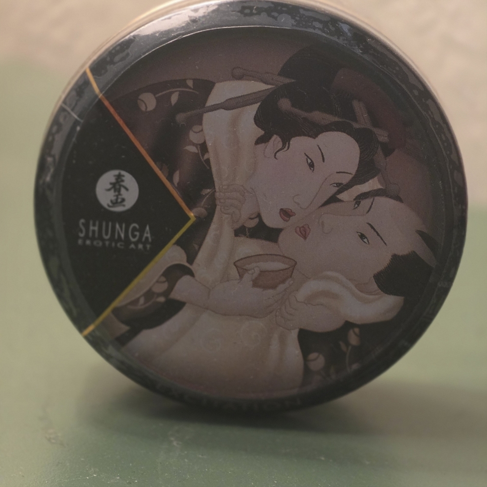 SHUN Sensual Cream with Artistic Design